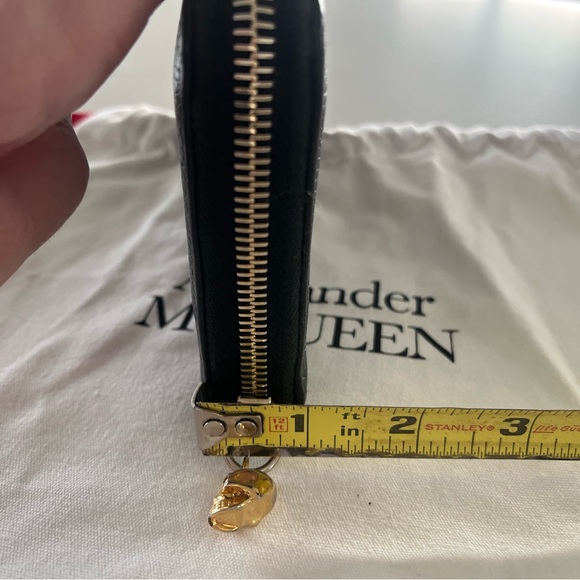 Alexander McQueen - Black Pebble
Leather Skull Zip-Around Oversized Wallet EUC - Picture 15 of 15